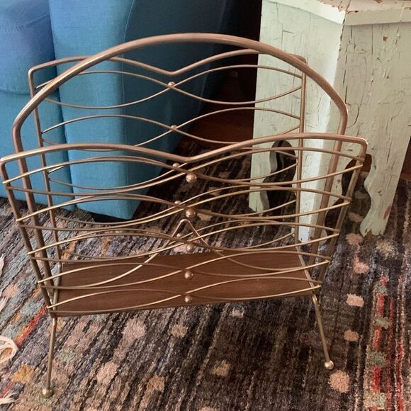 Vintage Metal Mid-Century Modern Style Magazine Rack - Picture 4 of 17